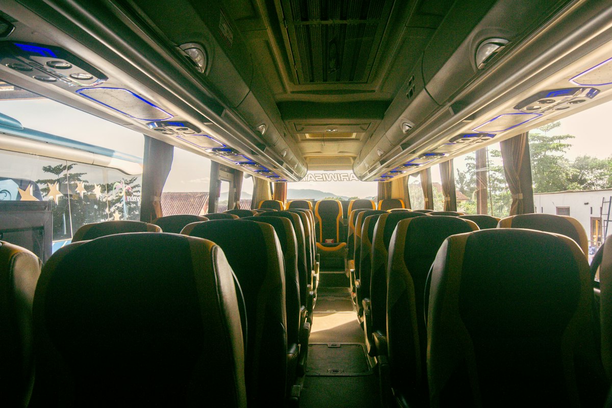 Viajero cómodo en tren con postura correcta