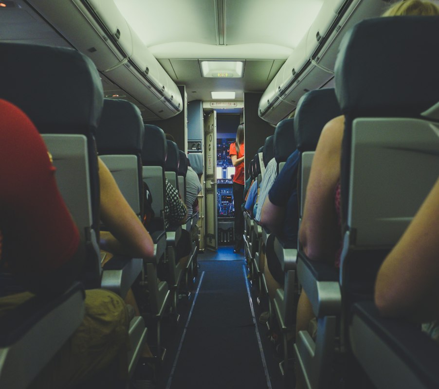 Caminata en pasillo de avión